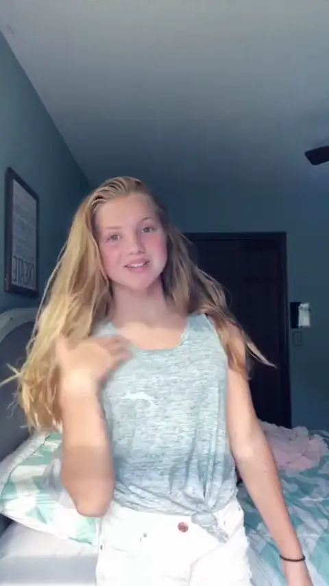 Beatiful teen gets fucked in the car and sprayed all over her face