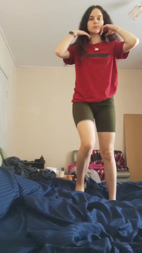 cute teen girl funking a comb in pussy very badly and recording it🥵