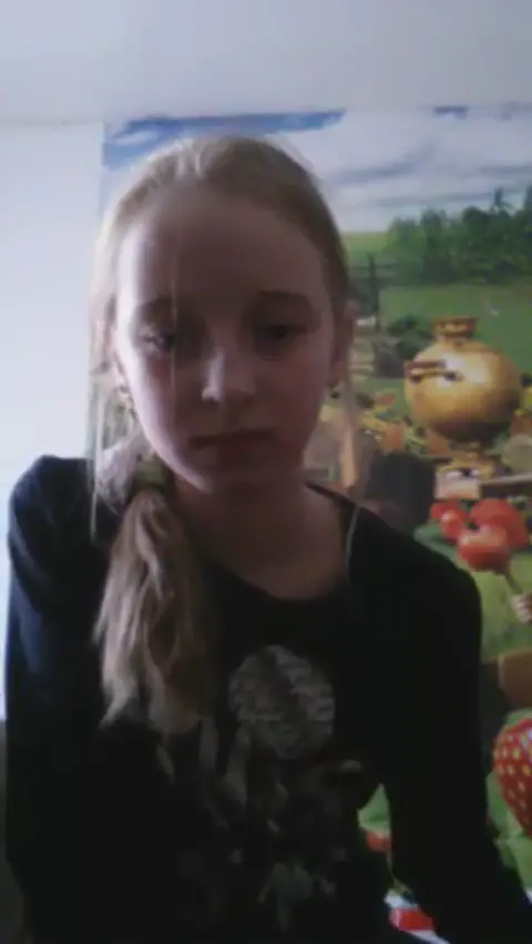 15 year old girl masturbates her hairy pussy
